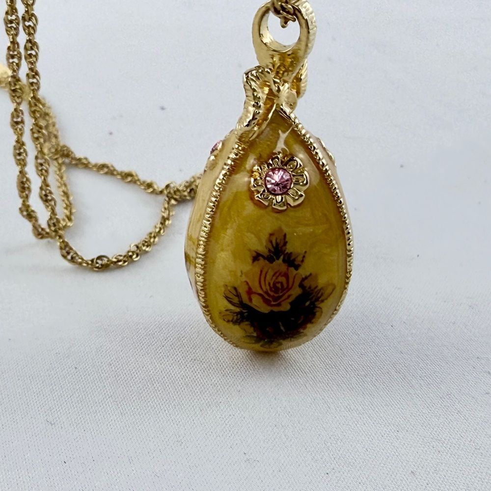 Vintage Joan Rivers Egg Pendant necklace